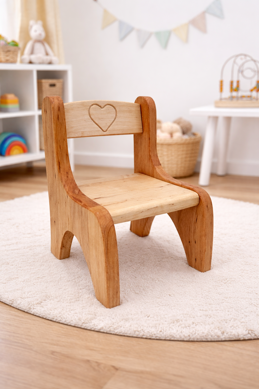 Puppenstuhl mit Herz aus Buche – Bild 3